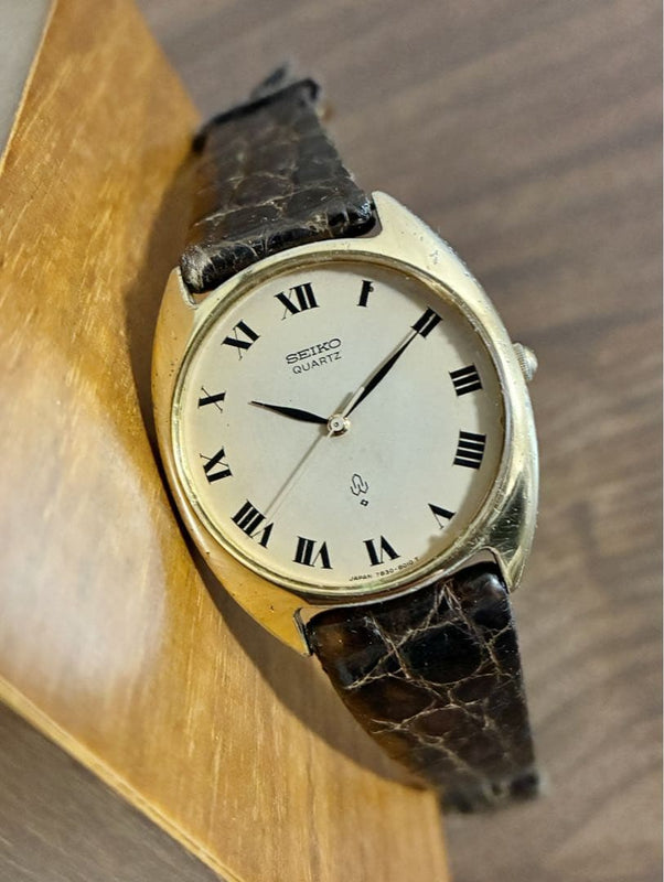 Chariot Mens Wristwatch Roman Numerals Dial Japanese Vintage Analog