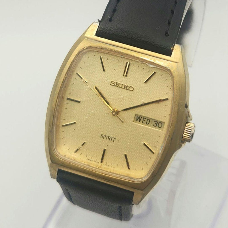 Seiko Spirit Mens Gold Square Day Date Quartz Wristwatch Japanese Vintage