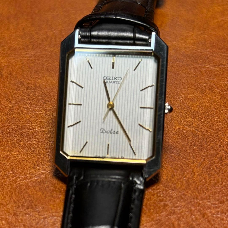 A189 Seiko Dolce Rectangular Mens Wristwatch Japanese Vintage 1980s Quartz Gold