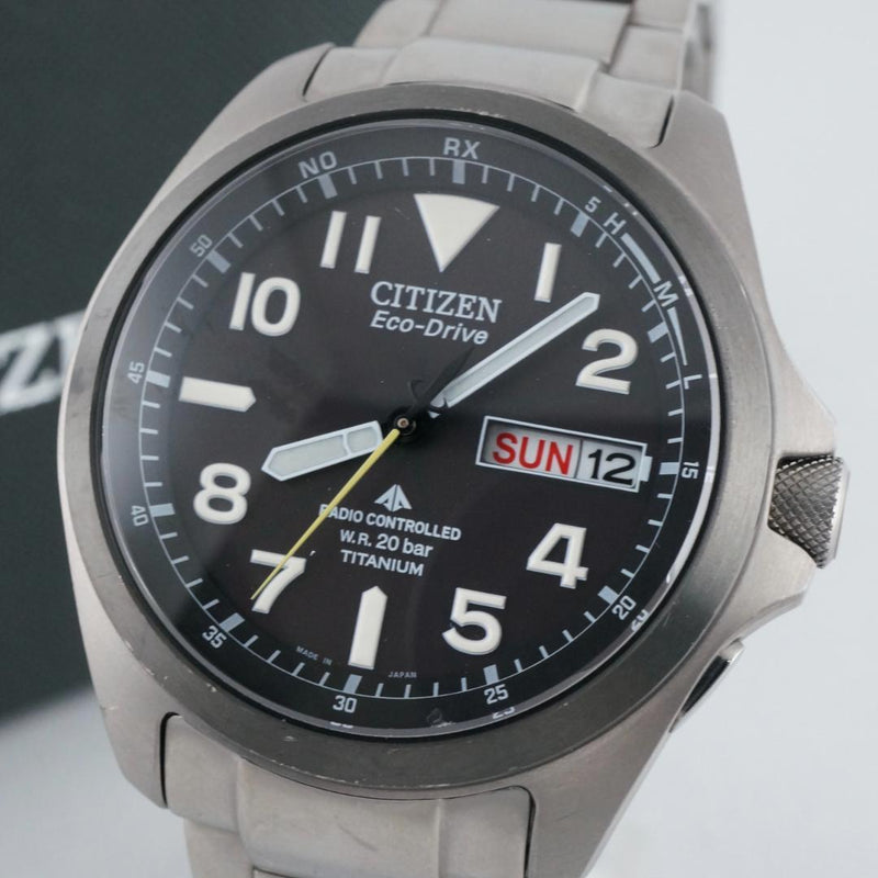 Citizen Super Titanium Solar Pmd56-2952 H100 Mens Wristwatch Japanese Vintage