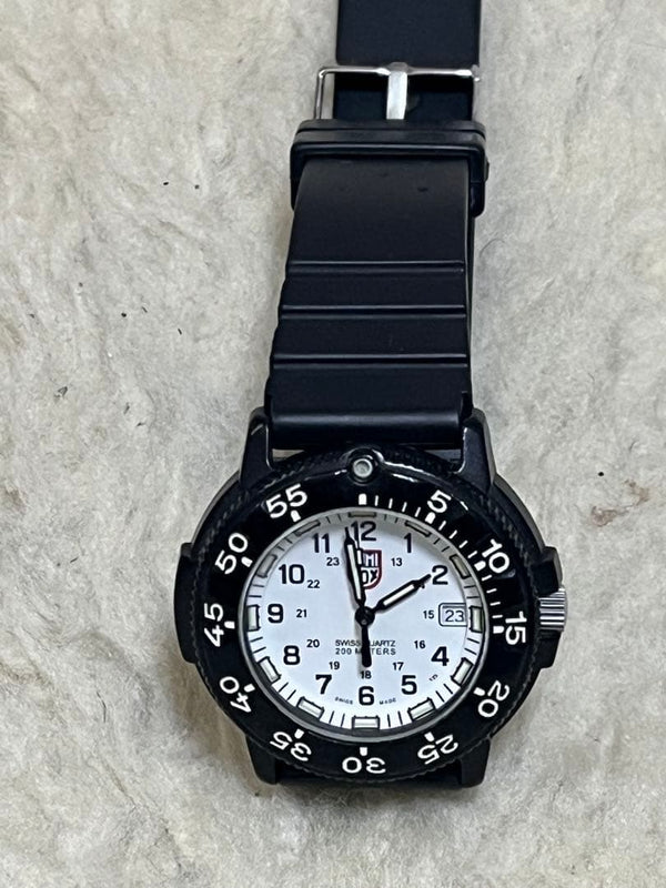 Luminox 30003900 V3 Mens Wristwatch Swiss Quartz Black Military Diver Tactical