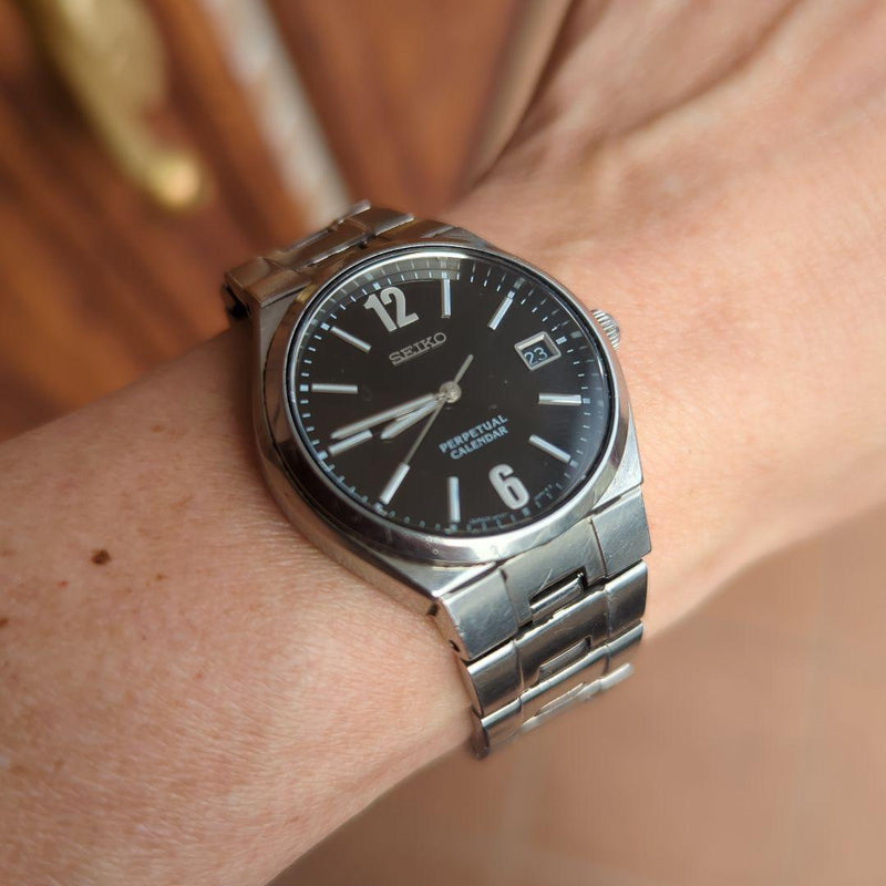 Seiko Perpetual Calendar Black Quartz Wristwatch 8f32-00m0 Japanese Vintage