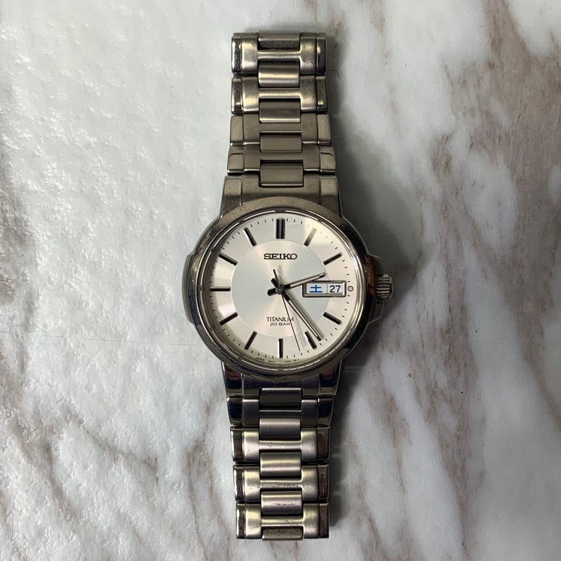 Seiko Spirit Titanium Mens Wristwatch Day Date Silver Dial Japanese Quartz
