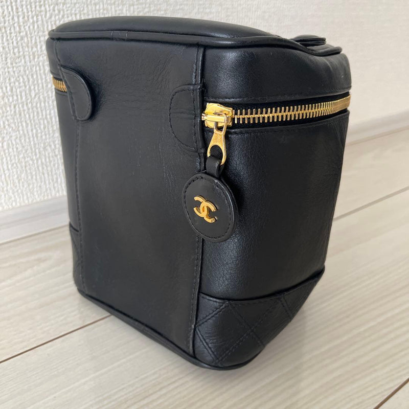 Chanel Quilted Leather Handbag Shoulder Bag Black Gold Zipper