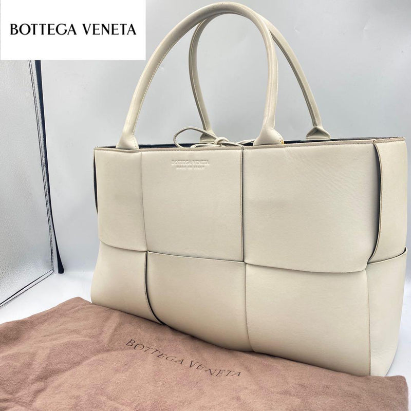 Bottega Veneta Medium Arco Tote Bag Intrecciato Lambskin White Leather