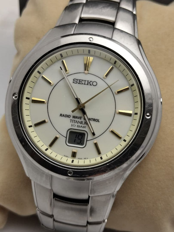 P116-0aa0 Radio-controlled Watch (60khz). Titanium. Battery Replaced.