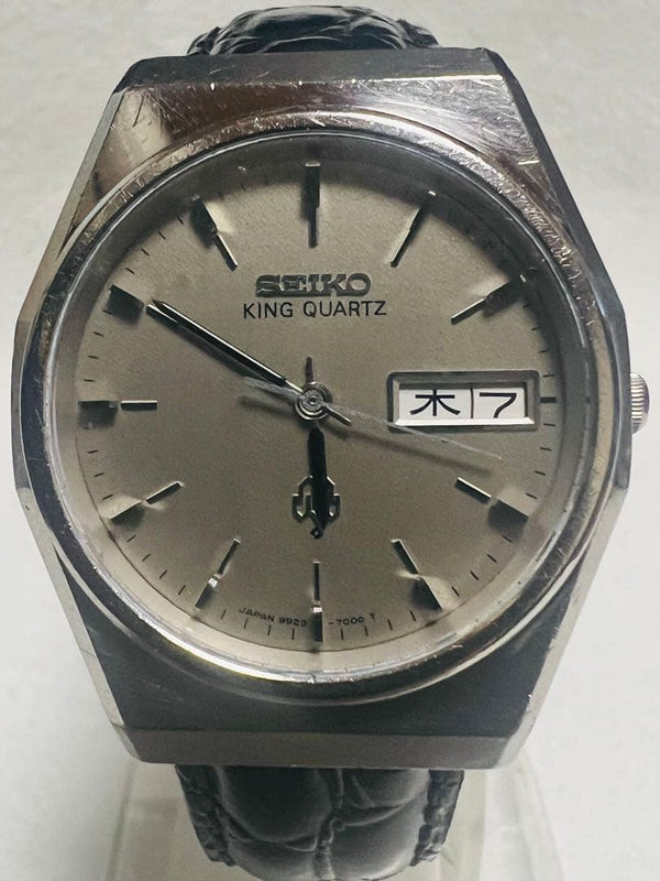 SEIKO KING Quartz 9923-7000 Day-Date Silver Dial 33mm 18mm Lug Black SEIKO Band