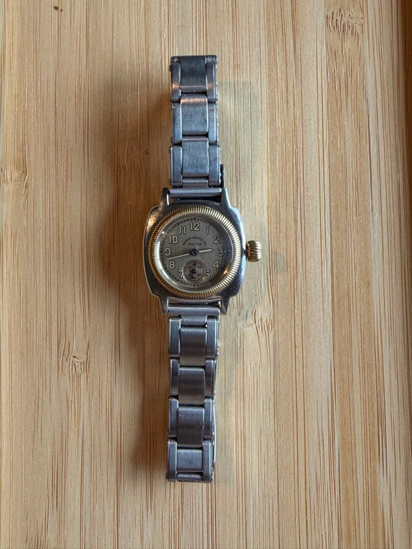 VAGUE WATCH CO. Coussin Early Extension Quartz 28mm SS Extension 50m WR Small