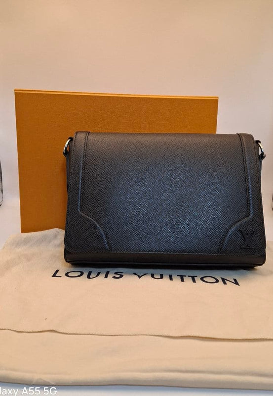 Louis Vuitton M30807 Mens New Flap Taiga Leather Black Messenger Bag W28 H20