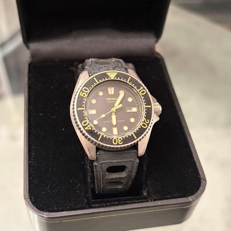 SEIKO Mens Divers Quartz Watch Black Dial Yellow Indexes Hands Rotating Bezel