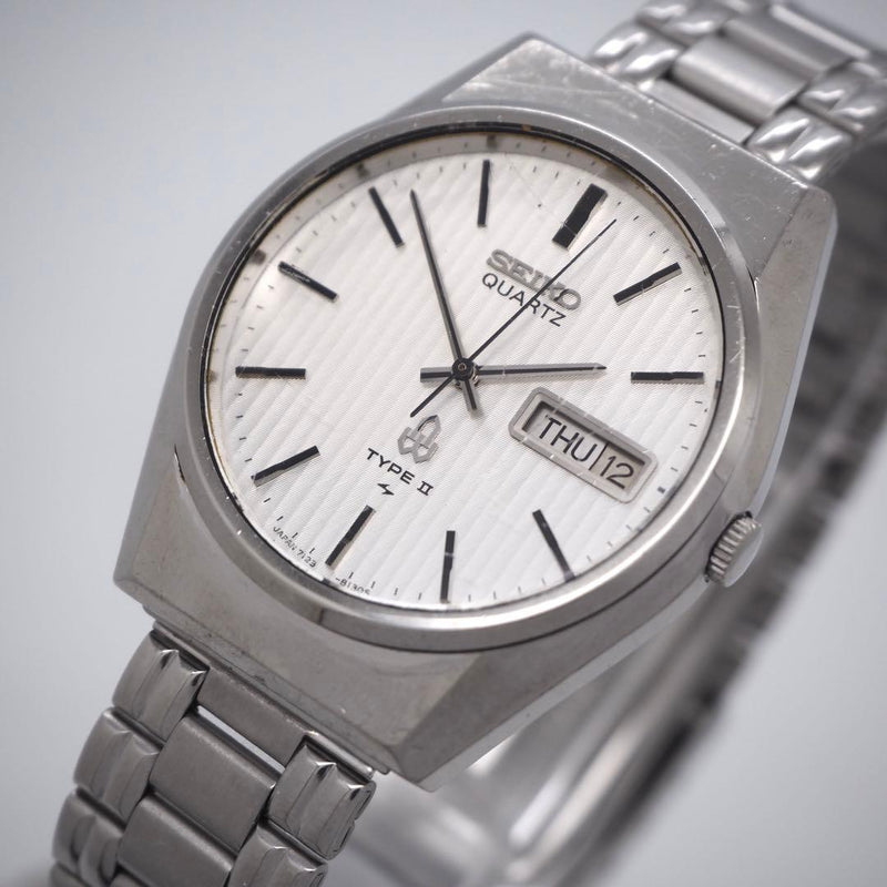 SEIKO TYPE II 7123-8100 Quartz Day-Date Watch 35mm White Silver Dial Silver Band