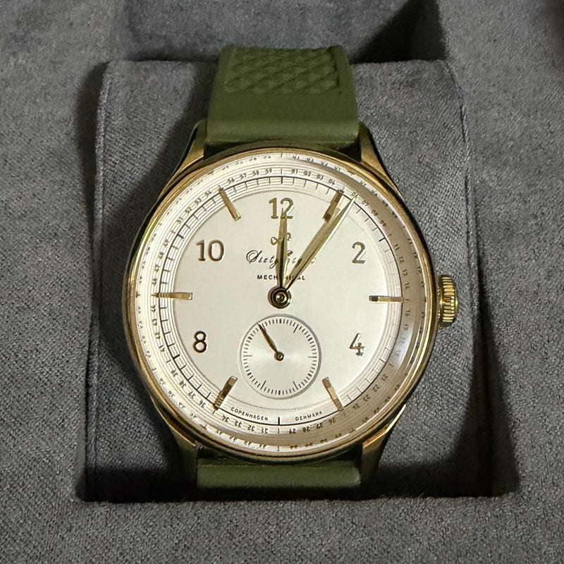 ABOUT VINTAGE 1968 Mechanical Manual Steel White Dial Green Rubber Watch
