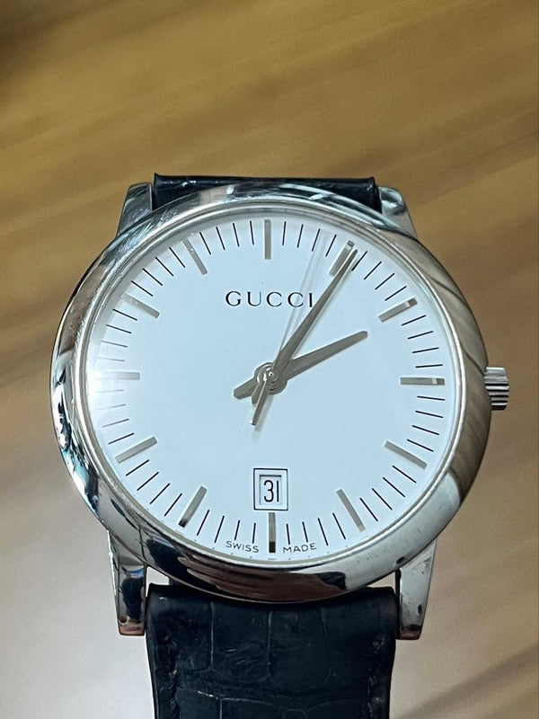 GUCCI 5600M Quartz Wristwatch White Dial Black Leather Date Display 40mm 3ATM