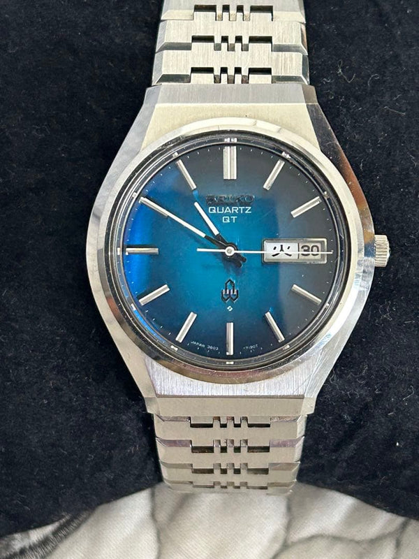 SEIKO QUARTZ QT 3803-7110 Mens Stainless Steel 37mm Blue Gradient Day-Date Watch