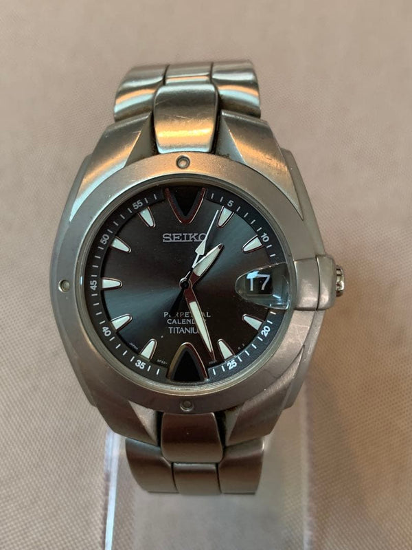 SEIKO 8F32-0040 Titanium Quartz Perpetual Calendar Watch 40mm Wrist 16cm 1999